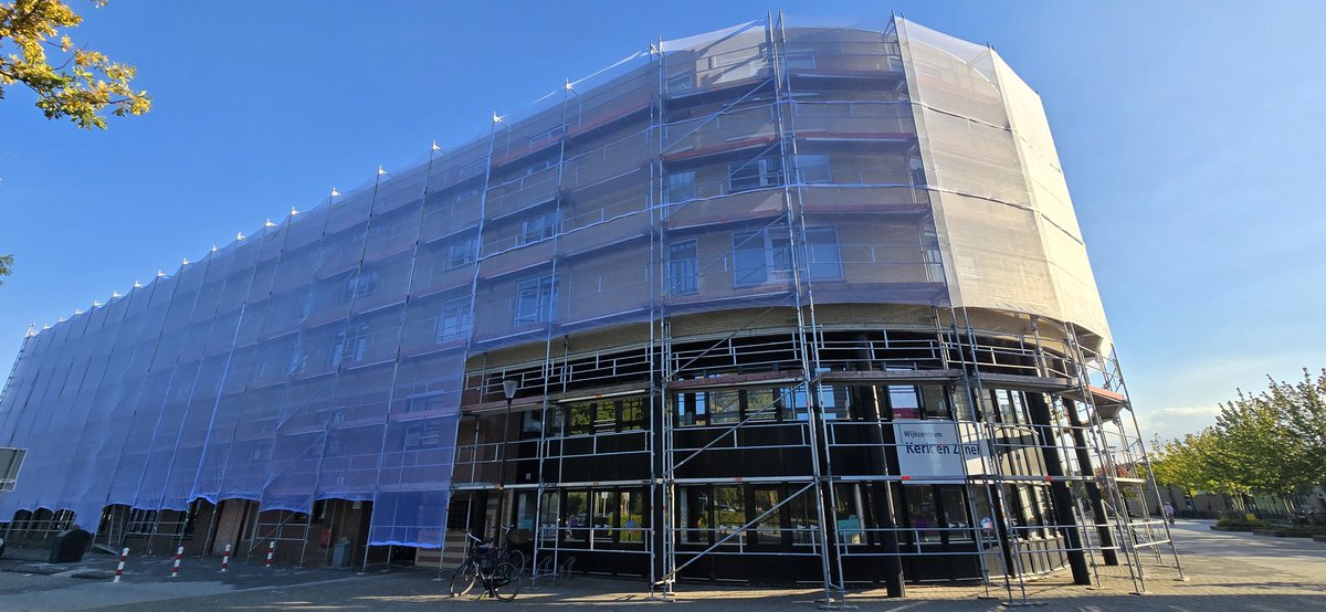 Martin1960's tweet photo. De Bulgaarse inpakkunstenaar #Christo slaat weer toe... Nu is de flat bij ons om de hoek aan de beurt... 😎 #AlphenAanDenRijn #Evenaar https://t.co/cRKzPAsuur