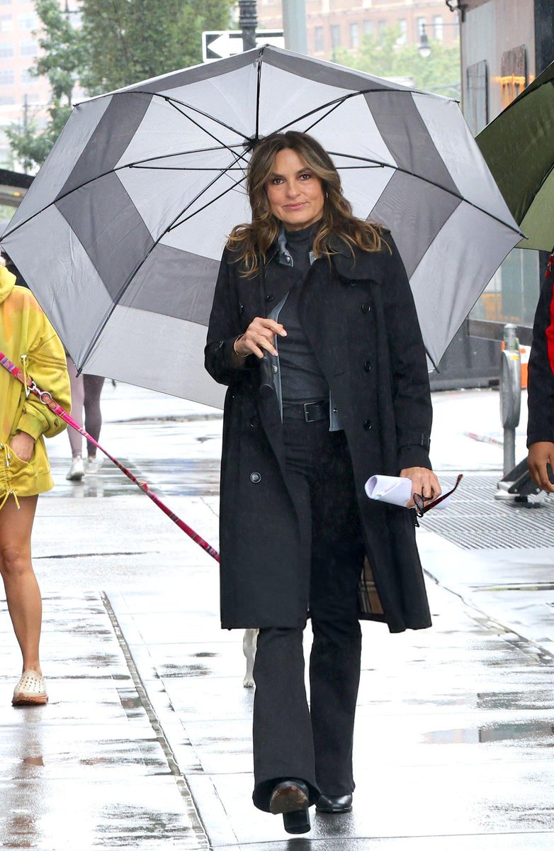 Mariska and Kelli on set - September 10