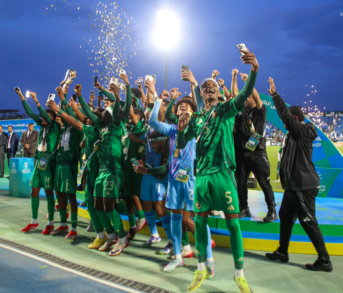AGCFF's tweet photo. صور أبطال #كأس_الخليج_U20 وصلت 📸🏆 https://t.co/Hsa5DZYXOb