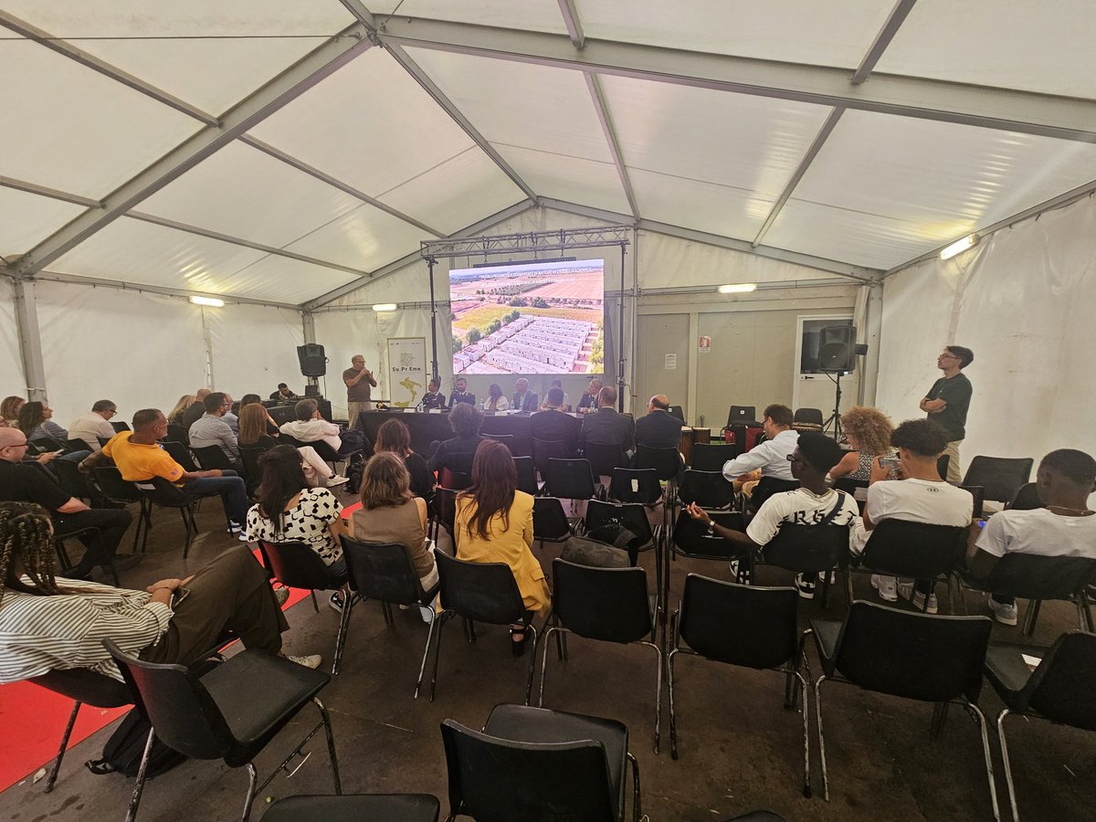 CislLecce's tweet image. #10set #Nardò Conferenza stampa nel Campo 'Boncuri' alla presenza di SE il Prefetto di #Lecce. @congedo_donato Segr. Terr.le e @GianluigiVis SG @FaiLecce:"La foresteria si conferma modello di #accoglienza e #legalità grazie anche al contributo del sindacato e della bilateralità".