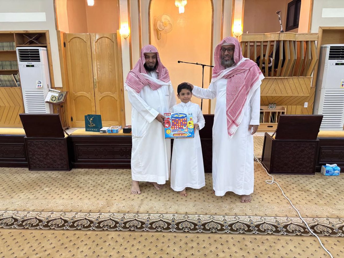 moqhawi1's tweet photo. ✨ تكريم الطلاب المتميزين للاسبوع الثاني في مجمع حلقات زيد بن حارثة-رضي الله عنه- بجامع المقهوي . 🕌
الطالب: عبدالله بوشليبي.  
الطالب: البراء الجهني.  
الطالب: عبدالرحمن السليم. 
الطالب: سالم بوشليبي. 
الطالب : عبدالرحمن السعيد. https://t.co/UGGXbpoeAR