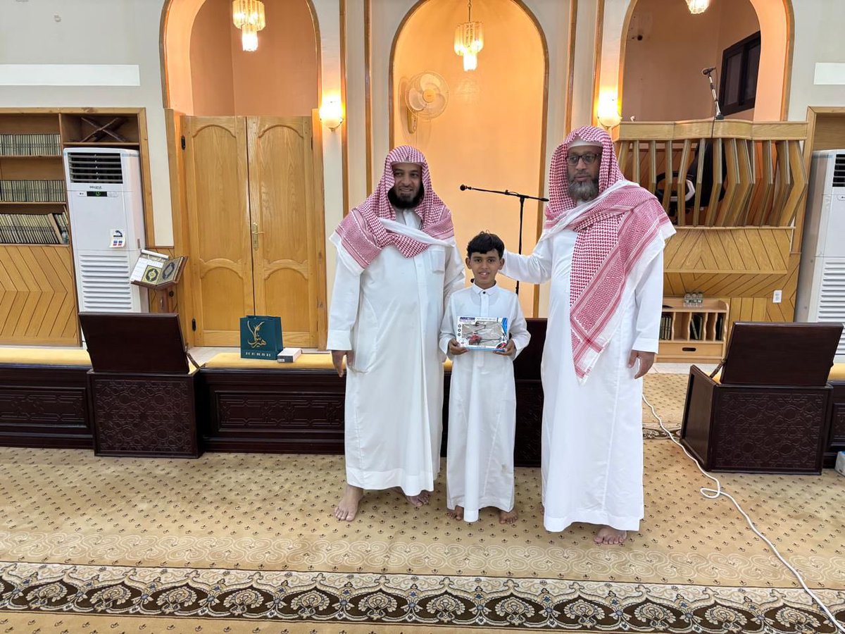 moqhawi1's tweet photo. ✨ تكريم الطلاب المتميزين للاسبوع الثاني في مجمع حلقات زيد بن حارثة-رضي الله عنه- بجامع المقهوي . 🕌
الطالب: عبدالله بوشليبي.  
الطالب: البراء الجهني.  
الطالب: عبدالرحمن السليم. 
الطالب: سالم بوشليبي. 
الطالب : عبدالرحمن السعيد. https://t.co/UGGXbpoeAR