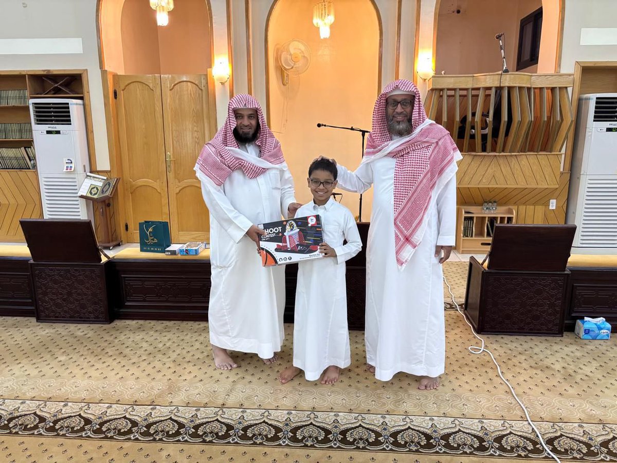 moqhawi1's tweet photo. ✨ تكريم الطلاب المتميزين للاسبوع الثاني في مجمع حلقات زيد بن حارثة-رضي الله عنه- بجامع المقهوي . 🕌
الطالب: عبدالله بوشليبي.  
الطالب: البراء الجهني.  
الطالب: عبدالرحمن السليم. 
الطالب: سالم بوشليبي. 
الطالب : عبدالرحمن السعيد. https://t.co/UGGXbpoeAR