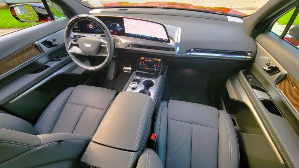 Cadillac's Vistiq 3-row EV certainly is a strong contender for families looking for an elegant SUV that doesn't sacrifce performance for utility. Road test story &amp; video: evrider.tv/road-test-2026…