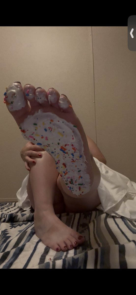 soft0bsession's tweet photo. Gotta love some #feet candy🥰🧁😋 this felt so good to put on and I played with myself after🤭 full video on my page😉💘↪️ https://t.co/b5dpdrZRjy

#footfetısh  #feetworshi̇p https://t.co/GuKgeUei9D
