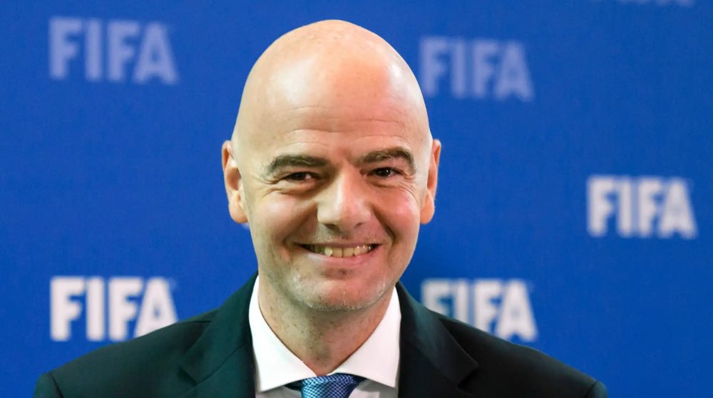 🚨Info del #CardinalDeportivo | La próxima semana viajarán a Miami Alejandro Domínguez, Robert Harrison, Chiqui Tapia y otros dirigentes. Buscarán que Infantino interceda con Donald Trump para destrabar las visas rumbo al Mundial 2026.
Además, plantearán que 🇵🇾🇦🇷🇺🇾 jueguen sus 3