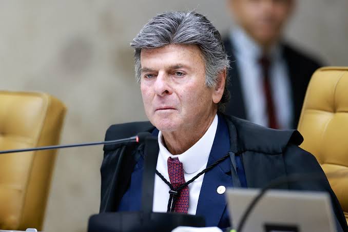 Luiz Fux do passado proibiu Lula de se manifestar; Fux do presente permite que Bolsonaro fale livremente.  

Luiz Fux do passado, votou pela condenação de Lula por organização criminosa; Fux do presente, não reconhece organização criminosa nos processos de Bolsonaro e aliados.