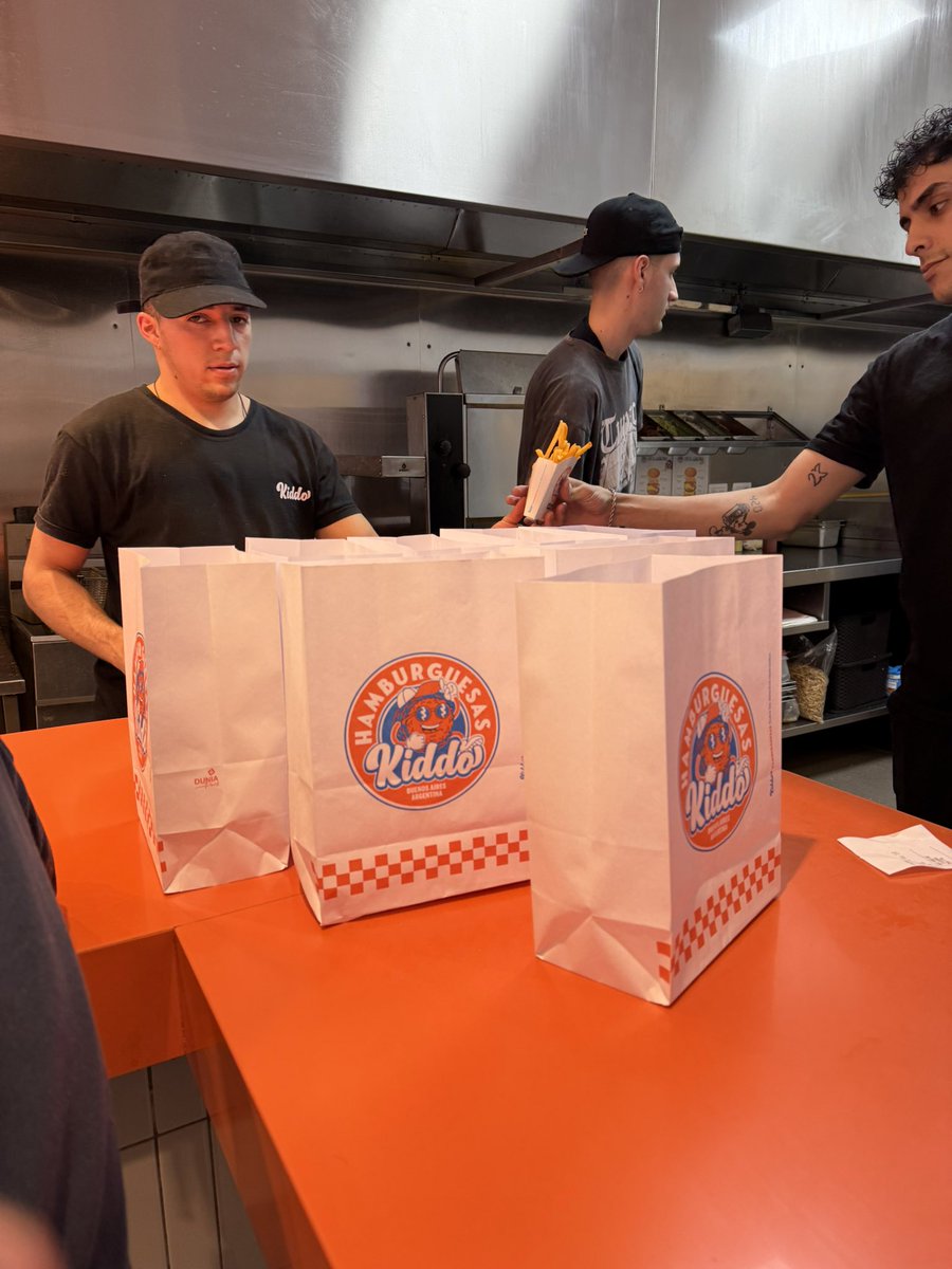 Vine a Kiddo, a metros de donde laboro en Las Cañitas, con las hamburguesas reputadas como las mejores de la Confederación Argentina en este momento histórico nacional.