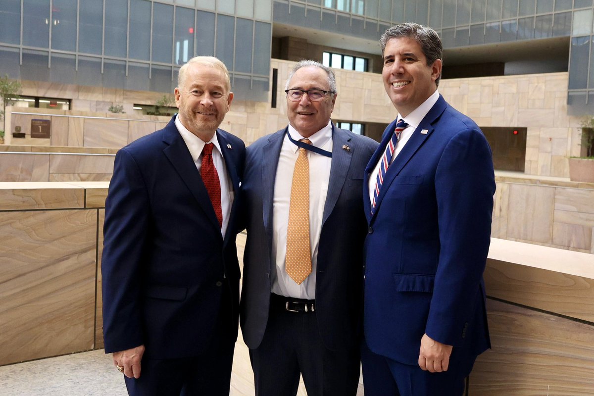 USAmbMex's tweet photo. Nuestra relación con México es única y estratégica. Por eso me reuní con @DepSecStateMR Rigas y James Feltman, director de la Oficina de Operaciones de Edificios en el Exterior, para seguir profundizando nuestros vínculos y hacerlos más efectivos. https://t.co/GGihW9UZna