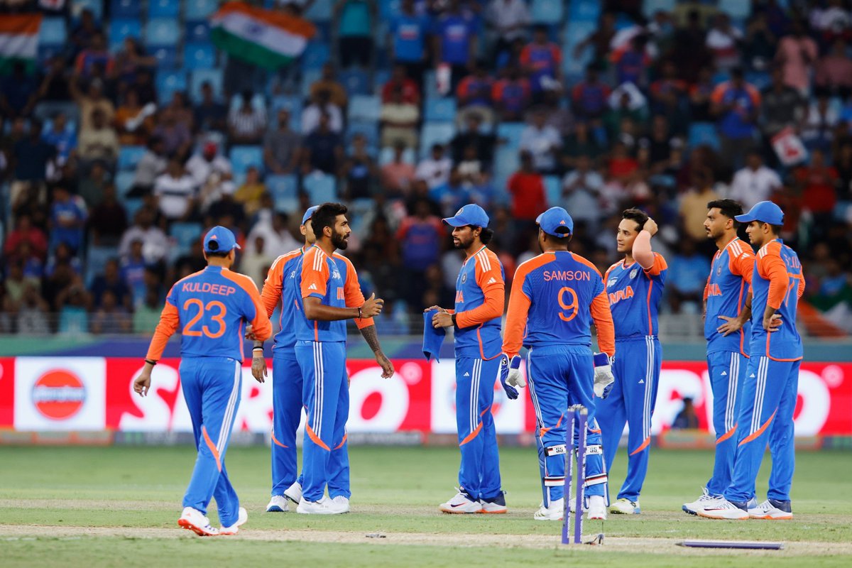 TheHindUVAACH's tweet photo. एशिया कप 2025 🏆

 🇮🇳🏏भारत की शानदार शुरुआत, यूएई को 9 विकेट से रौंदा

भारत ने मात्र 4.3 ओवर में जीता मैच

यूएई की टीम 57 रन पर हुई थी ऑलआउट⚡ कुलदीप यादव ने 4 और शिवम दुबे ने 3 विकेट झटके। 🔥

#AsiaCup2025 #INDvUAE #TeamIndia @BCCI #INDvUAE #UAEvIND #SuryakumarYadav https://t.co/KafjgpfJ2P