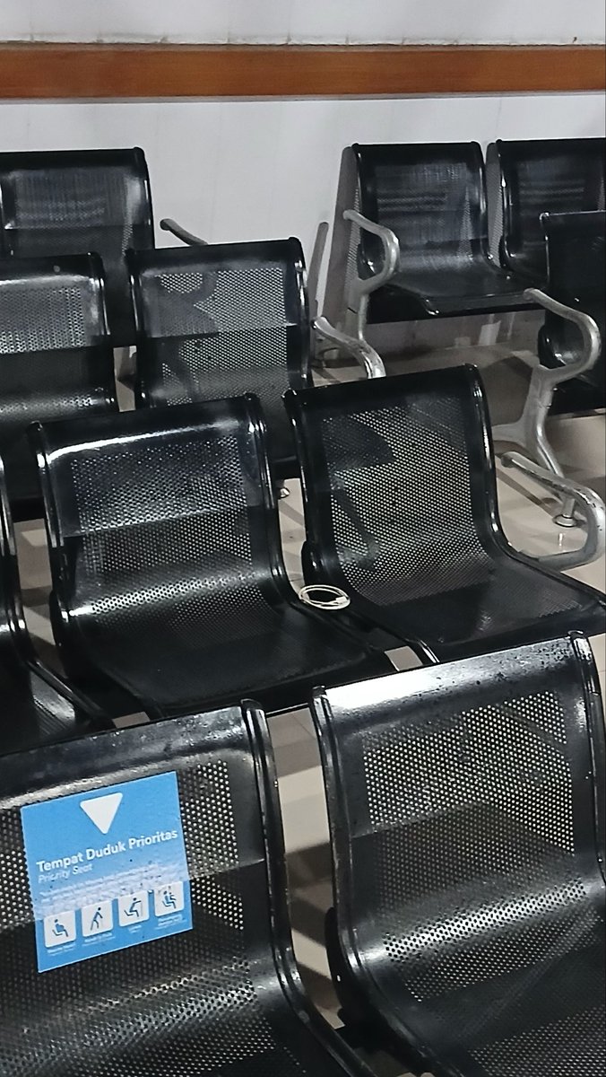 diodaffaee's tweet photo. Halo @CommuterLine 
Stasiun tanggulangin, sidoarjo, jawa timur
Charger saya ketinggalan di stasiun tanggulangin.
Jam 23.00 apa tidak ada satpam yang standby?
Saya nunggu dan saya panggil sampai saat ini tidak ada yang keluar dan tidak ada yang respon. https://t.co/V5PDAH8O0N