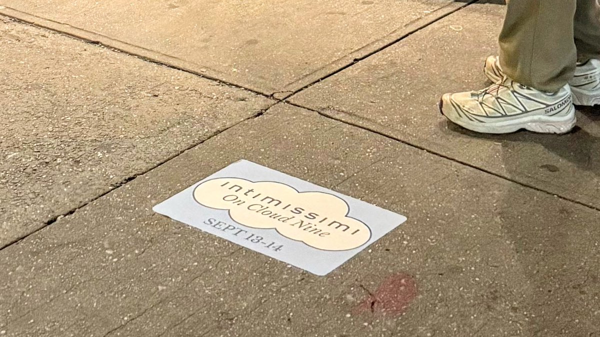 gogorillamedia's tweet image. Intimissimi hit the streets of Soho to showcase their “On Cloud Nine” campaign. They opted for two forms of media; Sidewalk Stencils and Sidewalk Decals to mirror one another on busy city streets.

#Intimissimi #guerrillamarketing #gogorillamedia #nyfw #NYC
