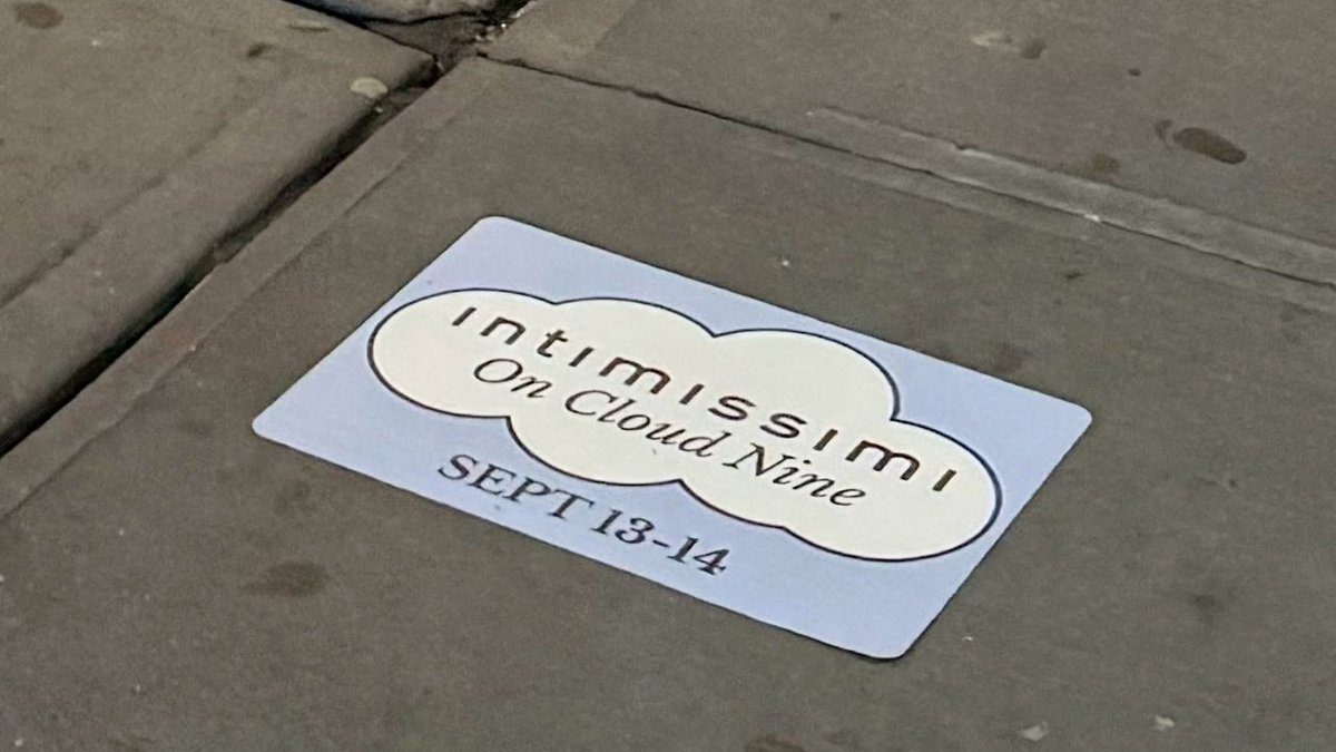 gogorillamedia's tweet image. Intimissimi hit the streets of Soho to showcase their “On Cloud Nine” campaign. They opted for two forms of media; Sidewalk Stencils and Sidewalk Decals to mirror one another on busy city streets.

#Intimissimi #guerrillamarketing #gogorillamedia #nyfw #NYC