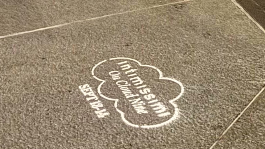 Intimissimi hit the streets of Soho to showcase their “On Cloud Nine” campaign. They opted for two forms of media; Sidewalk Stencils and Sidewalk Decals to mirror one another on busy city streets.

#Intimissimi #guerrillamarketing #gogorillamedia #nyfw #NYC