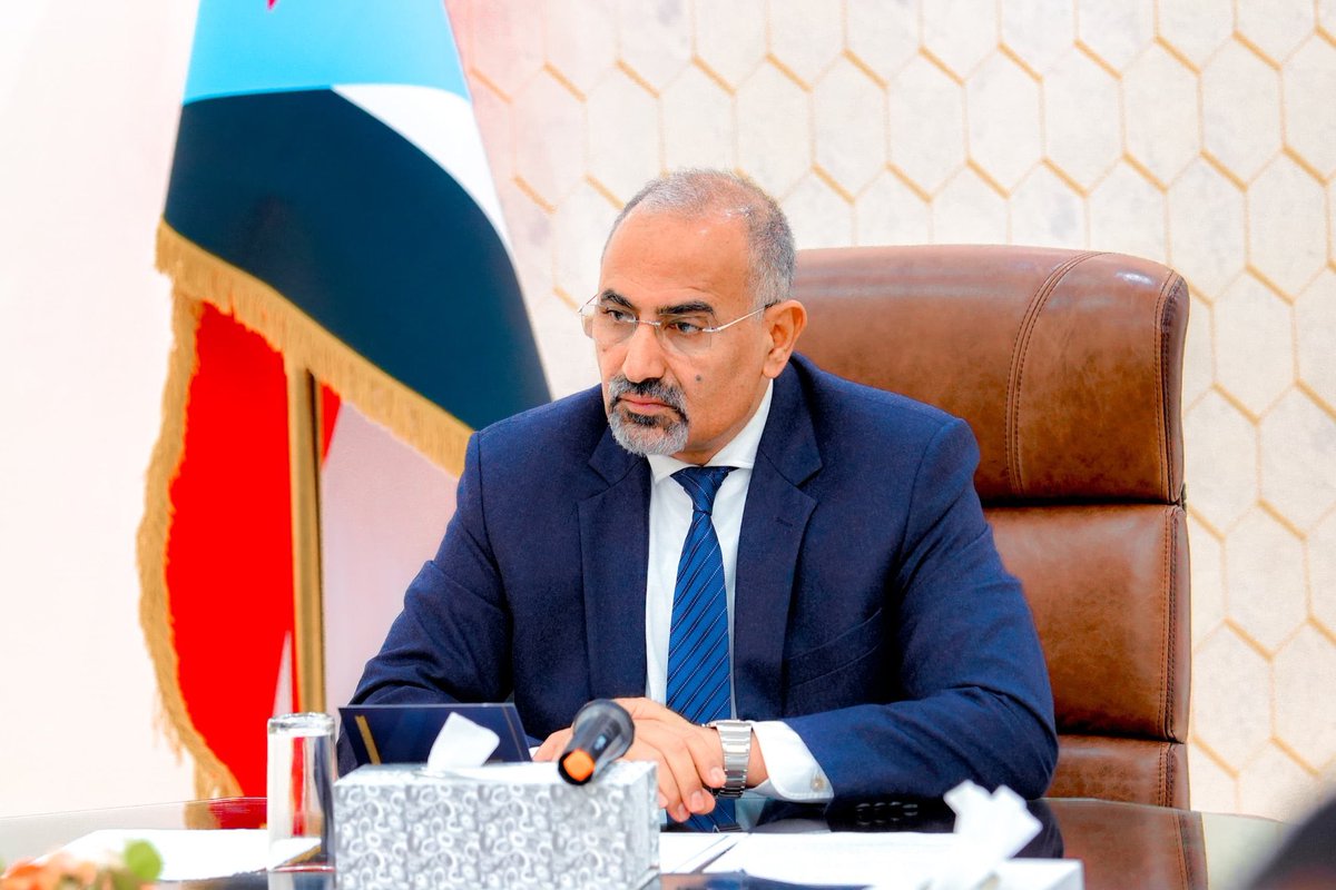 #عاااااجل
الرئيس عيدروس الزبيدي يرفض السماح بقبول استقالة سالم ثابت العولقي ويؤكد على معالجة أسباب الاستقالة ..