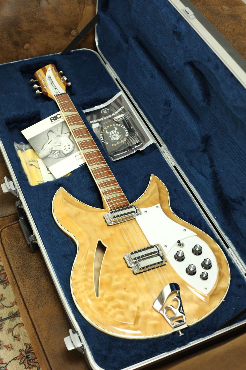 RuudieThe4's tweet image. #Rickenbacker 381V69 1998 | #Mapleglo.
#TeKoop (nog) gitaarbarbaar.nl/product/ricken…