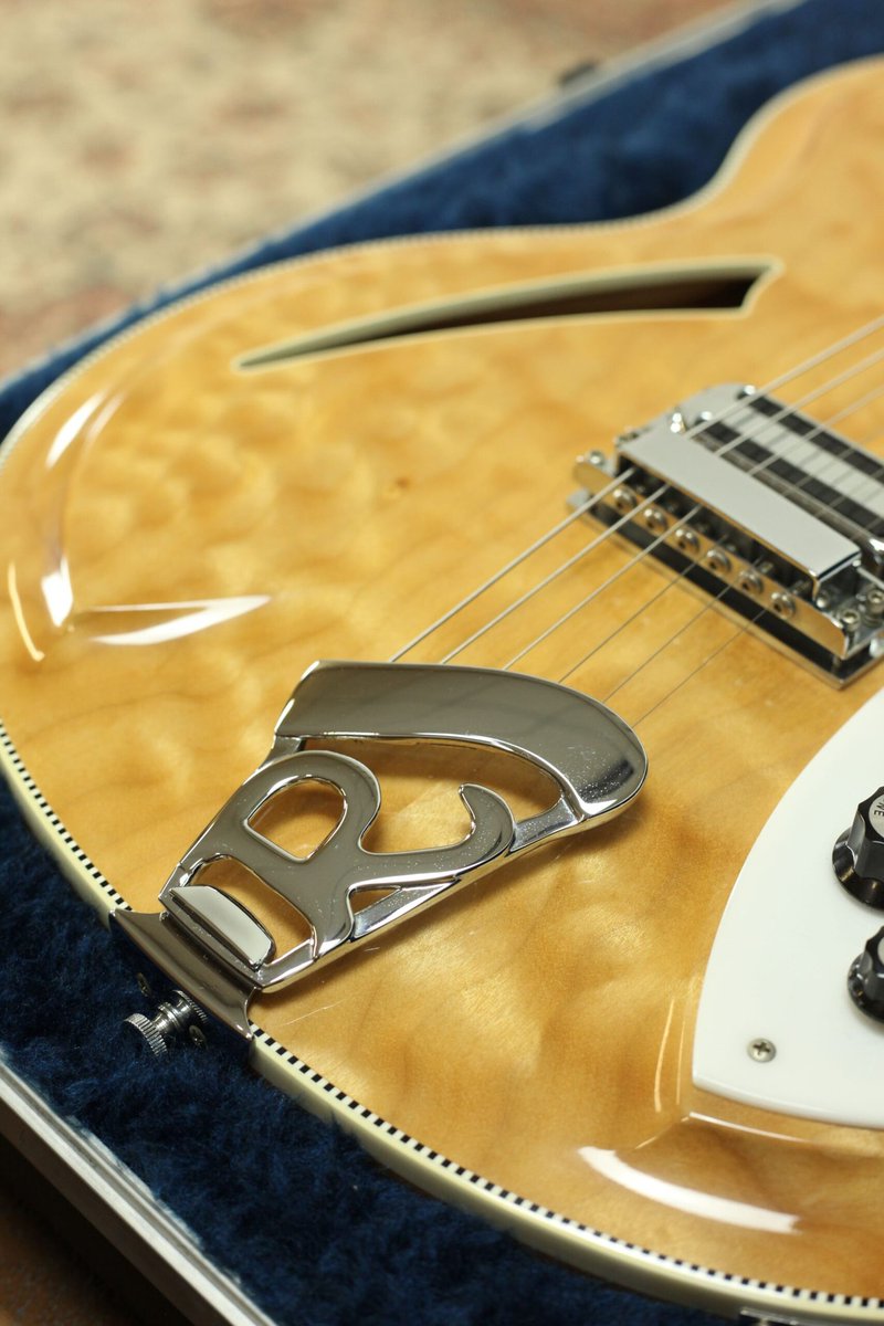 RuudieThe4's tweet image. #Rickenbacker 381V69 1998 | #Mapleglo.
#TeKoop (nog) gitaarbarbaar.nl/product/ricken…