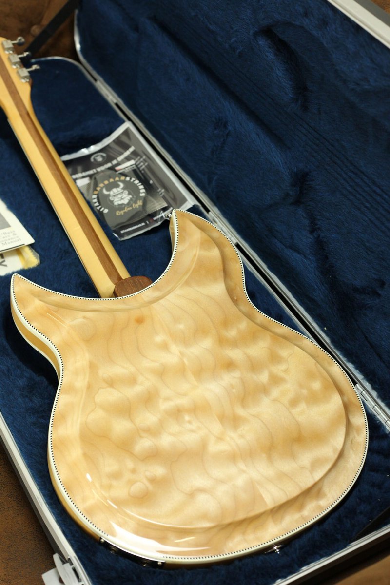 RuudieThe4's tweet image. #Rickenbacker 381V69 1998 | #Mapleglo.
#TeKoop (nog) gitaarbarbaar.nl/product/ricken…