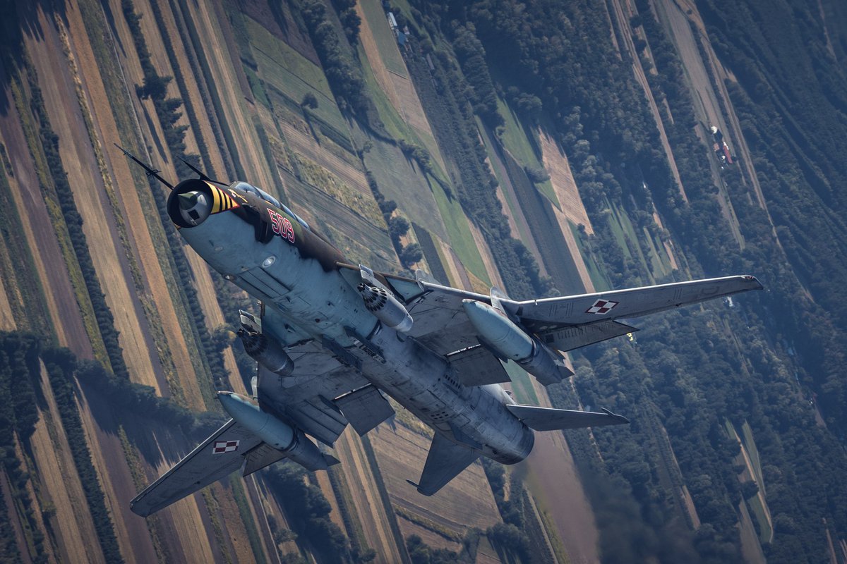 DGeneralneRSZ's tweet photo. Pożegnanie legendy - Su-22✈️

Najstarsze samoloty bojowe eksploatowane przez @Siły Powietrzne po 4️⃣1️⃣latach zakończyły służbę pod biało czerwoną szachownicą 🇵🇱

W szczytowym okresie posiadaliśmy ponad 1️⃣0️⃣0️⃣ maszyn tego typu

Służbę kończą w 21 Bazie Lotnictwa Taktycznego w Świdwinie 🫡

Ostatni, pożegnalny przelot trzech samolotów #Su22 odbył się nad garnizonami, w których stacjonowały przez minione lata:
#Powidz
#Piła
#Świdwin
#Mirosławiec

📷 st.sierż. Łukasz Fiedorowicz/49BLot

@MON_GOV_PL 
@SztabGenWP