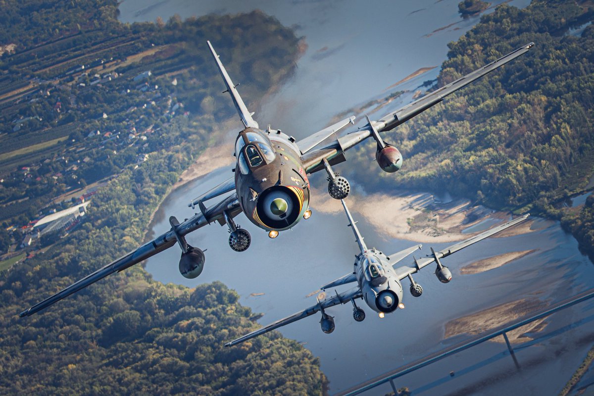 DGeneralneRSZ's tweet photo. Pożegnanie legendy - Su-22✈️

Najstarsze samoloty bojowe eksploatowane przez @Siły Powietrzne po 4️⃣1️⃣latach zakończyły służbę pod biało czerwoną szachownicą 🇵🇱

W szczytowym okresie posiadaliśmy ponad 1️⃣0️⃣0️⃣ maszyn tego typu

Służbę kończą w 21 Bazie Lotnictwa Taktycznego w Świdwinie 🫡

Ostatni, pożegnalny przelot trzech samolotów #Su22 odbył się nad garnizonami, w których stacjonowały przez minione lata:
#Powidz
#Piła
#Świdwin
#Mirosławiec

📷 st.sierż. Łukasz Fiedorowicz/49BLot

@MON_GOV_PL 
@SztabGenWP