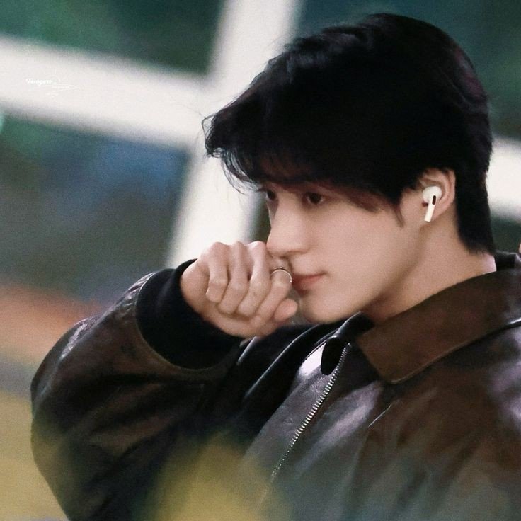 — kissing scene
Jeno &amp; Karina short AU
©dailydayla

#jenrina #bluesy #selarassamudra