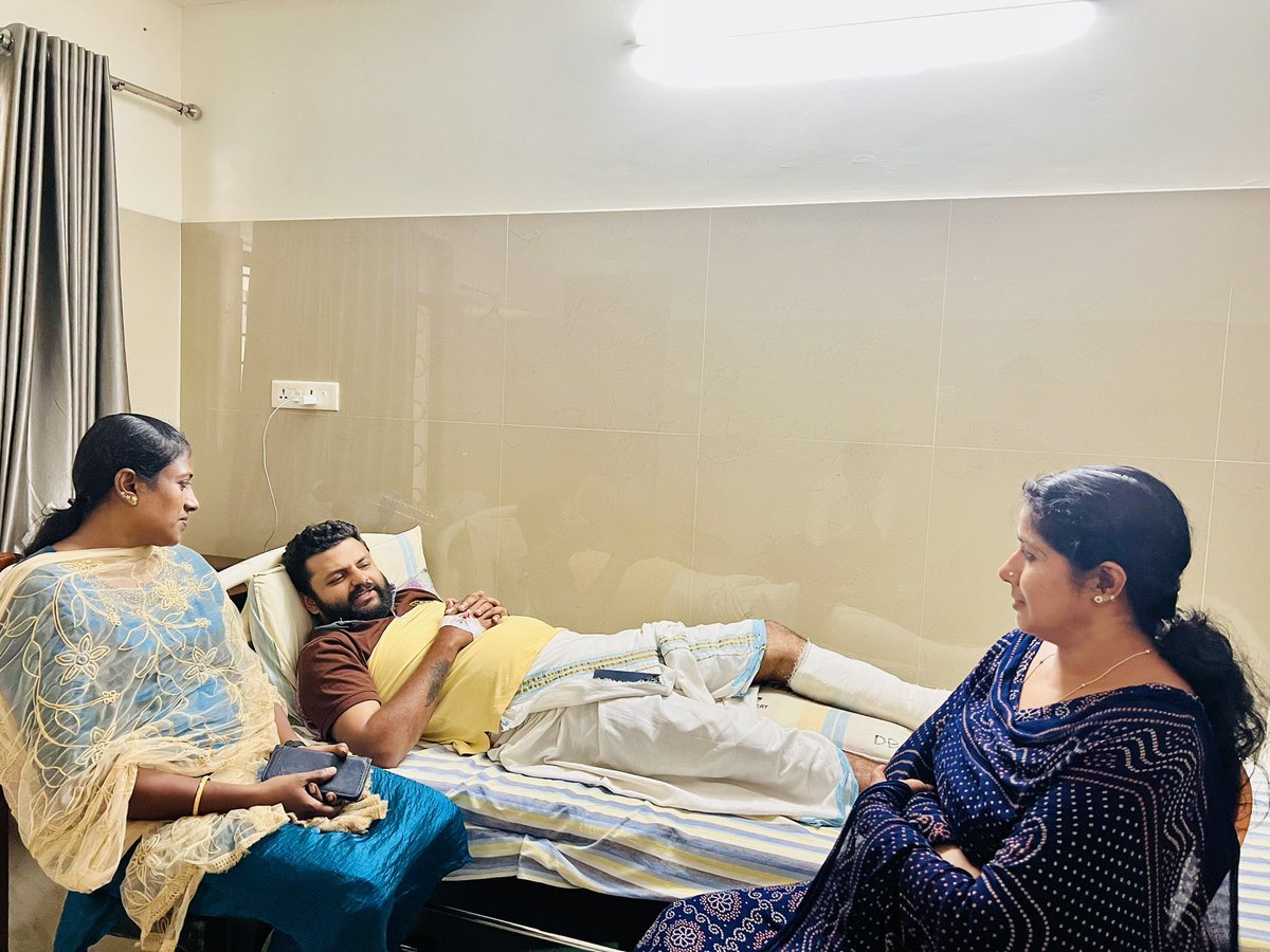 വടക്കാഞ്ചേരി പോലീസ് സ്റ്റേഷനിലക്ക് KSU തൃശൂർ ജില്ലാ കമ്മിറ്റി നടത്തിയ മാർച്ചിൽ പോലീസ് അതിക്രമത്തിൽ നിന്ന് ഗുരുതര പരിക്കേറ്റ ജില്ലാ പ്രസിഡണ്ട് ഗോകുൽ ഗുരൂവായൂരിനെ ഹോസ്പിറ്റലിൽ സന്ദർശിച്ചു