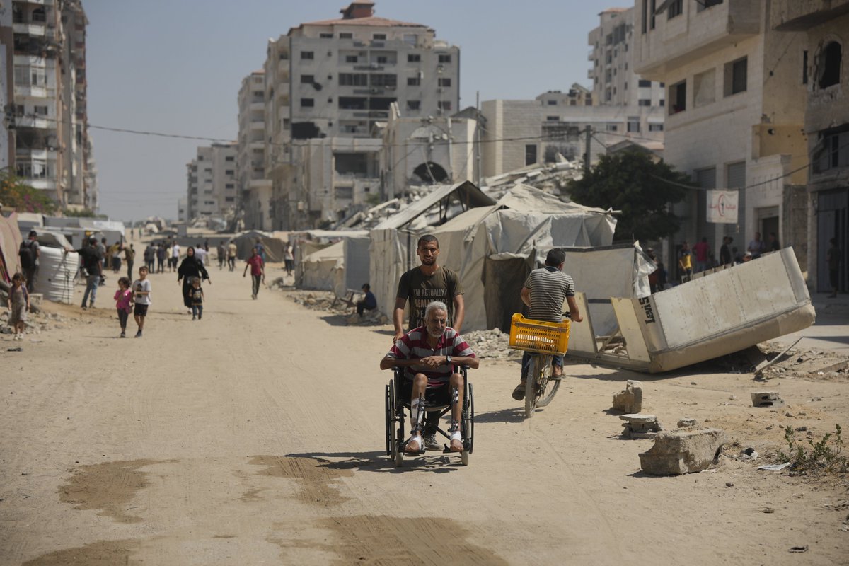 MSF_Prensa's tweet image. 🔴#Gaza 

“Tenemos mujeres con cesáreas programadas en zonas que han recibido la orden de evacuación. Si se ven obligadas a desplazarse durante el trabajo de parto, podrían perder sus bebés o morir", alerta Lina Batniji, trabajadora de #MSF en #Gazacity  

prez.ly/aRud