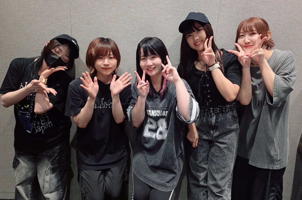solidcube_mc's tweet image. 本日は現場飛び回りましたが、
その中の一つで木須実さん、なつきさん、shioRiさん、えんりさん、百夏さんでリハーサルでした!

カッコよく決めていただいたので、
このまま本番のモーションもばっちり決めていただきます!🎸🥁

Byじぃじ