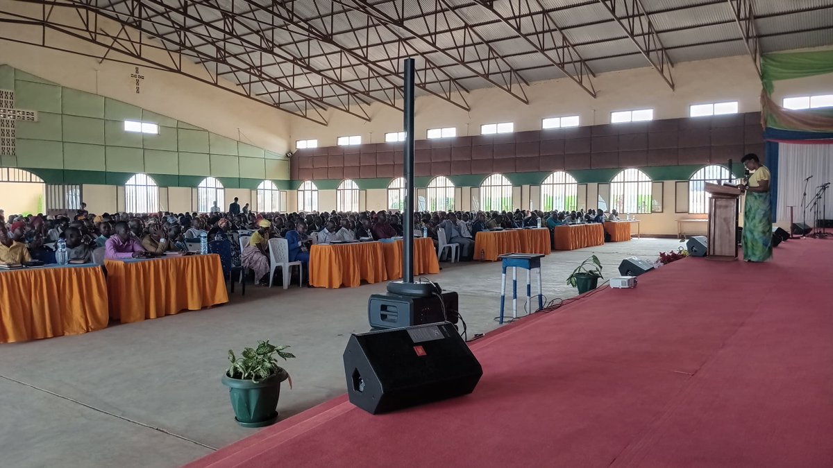 The National Director of Trans World Radio Burundi is conducting a training session for pastors and deacons from the Beloved Church across the country. The event, held in Kabezi, focuses on evangelism strategies utilizing radio, social media, and the reading of books.