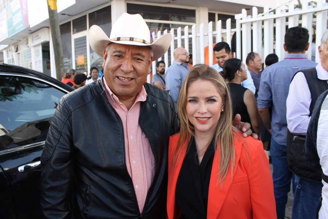 PaulinaAguado's tweet photo. Muchísimas felicidades a nuestro súper Coordinador en San Juan del Río Carlos Mier Montes y a todo su gran equipo por la inauguración de la casa Naranja. 
La fuerza Naranja 🍊 crece en San Juan del Río!!!
@carlosmierm  
@MovCiudadanoQro  
@DanteDelgado  
@AlvarezMaynez 
@bernardobuitron