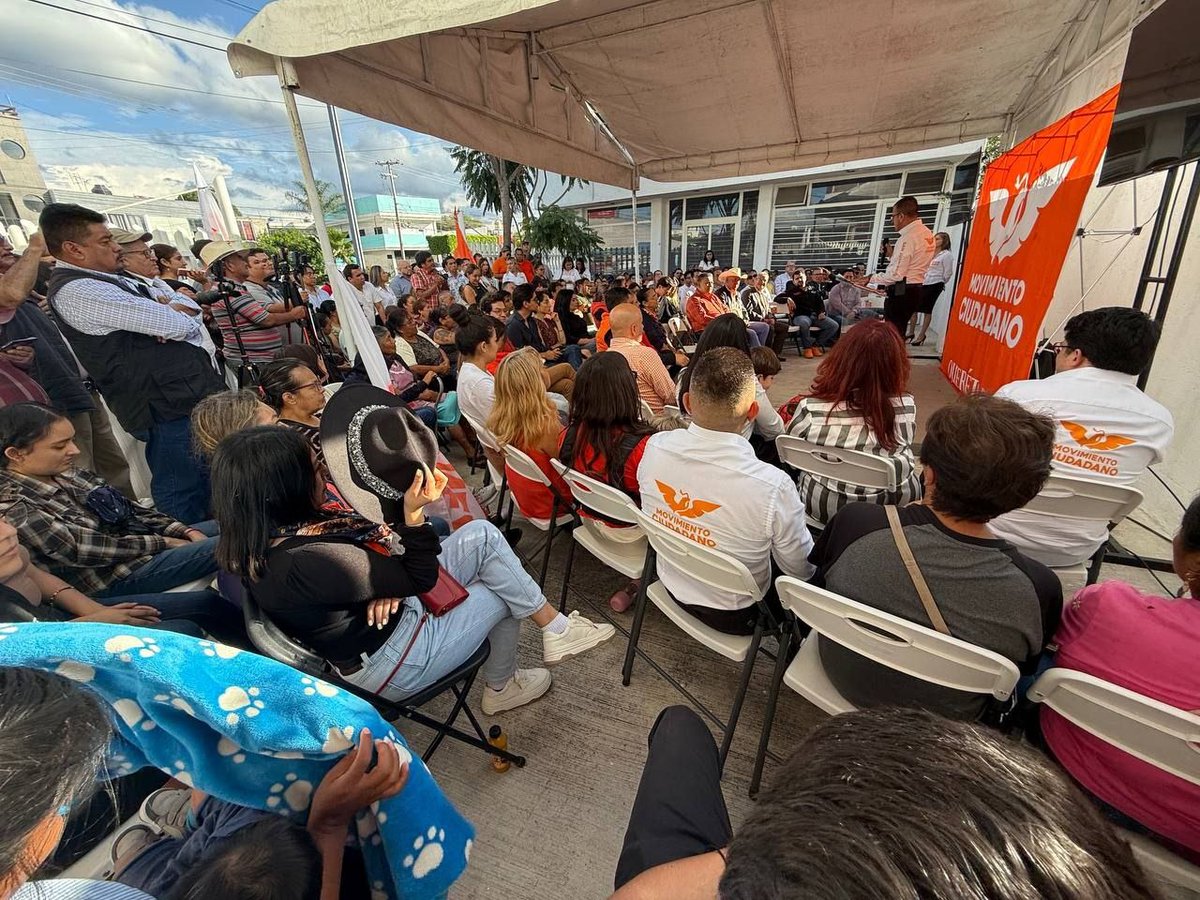PaulinaAguado's tweet photo. Muchísimas felicidades a nuestro súper Coordinador en San Juan del Río Carlos Mier Montes y a todo su gran equipo por la inauguración de la casa Naranja. 
La fuerza Naranja 🍊 crece en San Juan del Río!!!
@carlosmierm  
@MovCiudadanoQro  
@DanteDelgado  
@AlvarezMaynez 
@bernardobuitron