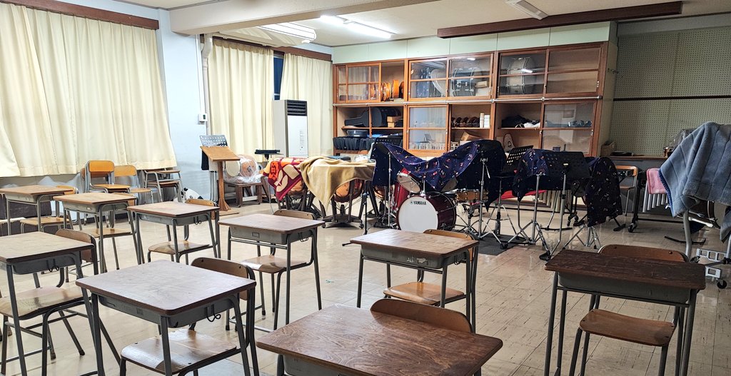 NoA_wind_tuba's tweet image. 今日は球技大会でみんな頑張りまくったので部活は…オフではなく“フリー”。仲間たちはここに来て思い思いに過ごしてた！なんだかすごく楽しそうで!!話したり勉強したり(!)、もちろん練習したり、、これでいいのだ！また楽しく過ごそうね•*¨*•.¸¸♬︎
#吹奏楽部 #音楽は心 #KWB