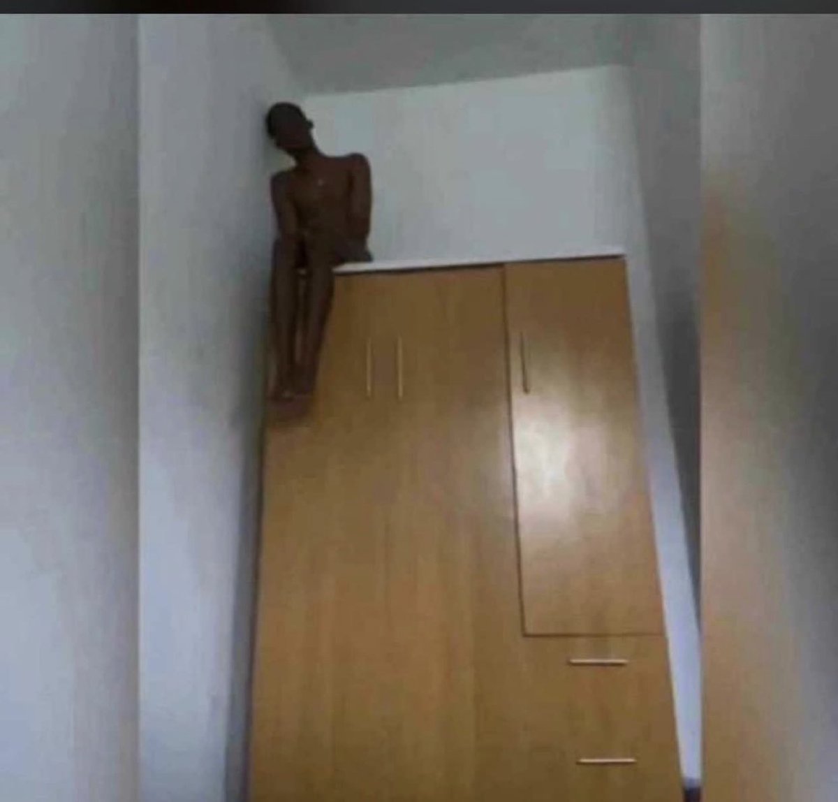 Please quote this tweet with whatsoever.... Make I comot this prison Landlord put me😩🧎🏼‍♀️