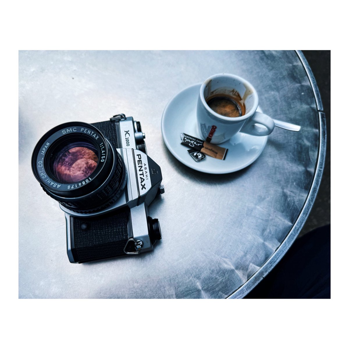 nickdemarco_'s tweet photo. K1000 & caffè.
Another with the Pentax K1000, camera no. 18 in my 2025 film SLR project. May ‘25.
#camera #film #filmcamera #pentax #pentaxk1000 #slr #filmslr #vintage #believeinfilm #filmnotdead #cameracollection #coffee #cafe #café #caffe #slr #vintagecameras #filmcamera https://t.co/o25AqOEzkt