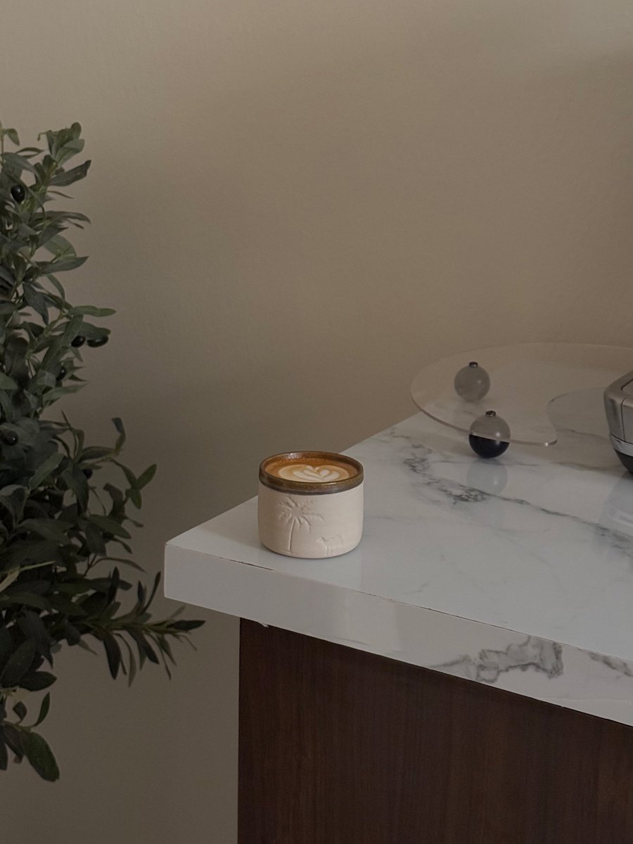 مُعجبة بالكوب 🌴🤍