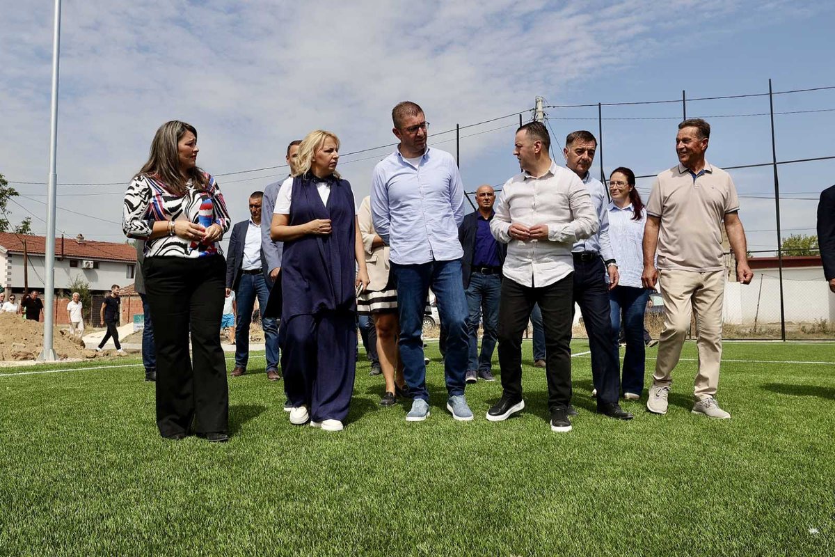 MickoskiHM's tweet photo. Денеска ја посетив Општина Гази Баба, каде што извршивме увид во градежни активности на следните проекти: 

✅️ Увид во изградба на спортско рекреативен центар „Идризово“;

✅️ Увид во изградба на градинка Трубарево;

✅️ Увид во реконструкција на улица „Париска комуна“ во Хиподром, проект финансиран од вториот повик на Владата.

Владата вложи 12 милиони евра за проекти во Гази Баба, јас сум навистина задоволен, скоро четири години како Бобан е градоначалник во Гази Баба и може да се види од далеку трансформацијата, имајќи предвид дека кога тој беше избран за градоначалник, буквално многу работи стоеја, да не речам речиси сѐ. Од тогаш се направени десетици, стотици проекти коишто значат додадена вредност за животите на жителите на Општина Гази Баба, а ние како Влада во периодот којшто следи ќе продолжиме да ги поддржуваме проектите на целата територија на државата.