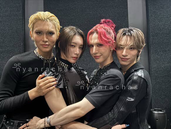 let’s cuddle with mama ✨

#XLOV #엑스러브 #エクブ
#WUMUTI #우무티 #ウムティ #吾木提
#RUI #루이 #ルイ #陳冠叡 #陈冠叡
#HYUN #현 #ヒョン
#HARU #하루 #ハル #暖琉