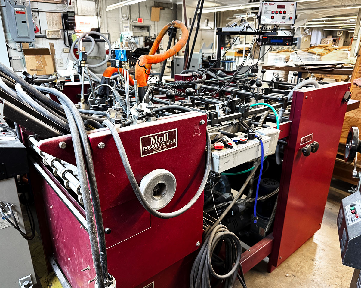 usedpresses's tweet image. ⚠️ Moll Pocket Folder Gluer Available ⚠️

▶️ Final Fold, Conveyor Delivery
▶️ Glu-Bind Quadra Plex
▶️ Size Up to 30 x 30 in
▶️ Hot melt and cold glue

Visit 🇨🇦 ow.ly/x9Qf50WUeAA 👈

Call ☎️ +1 (416) 752-4488 or 📨 machines@printersparts.com 
 
 #MollFolderGluer #GlueBinding