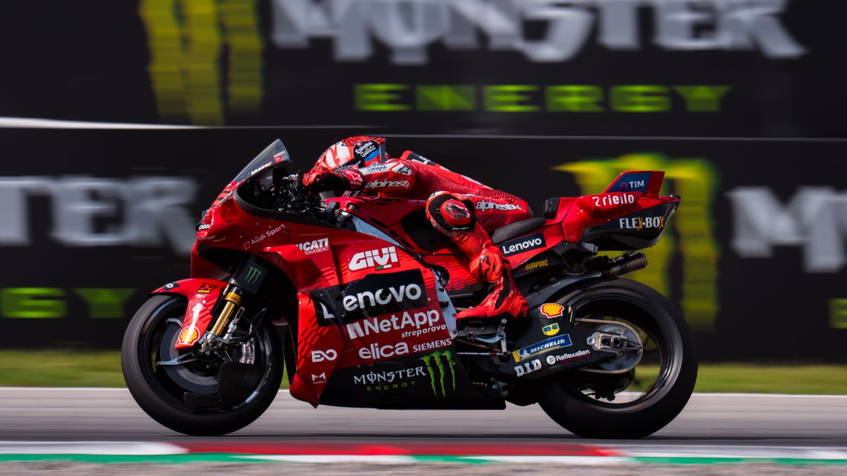 Woensdag op twee wielen &gt; woensdag op kantoor 🏍️🔥
#WickedWednesday #MonsterEnergy #CatalanGP