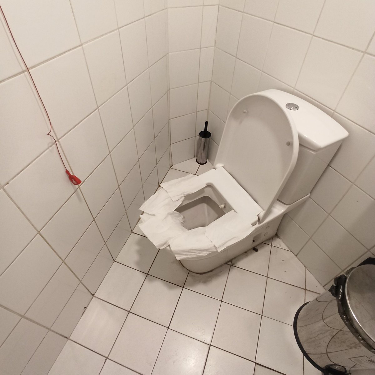 Olurda günün birinde  yetersiz hissedersiniz kendinizi bu klozetin yerine koyun (bacaklarım sığmadı)