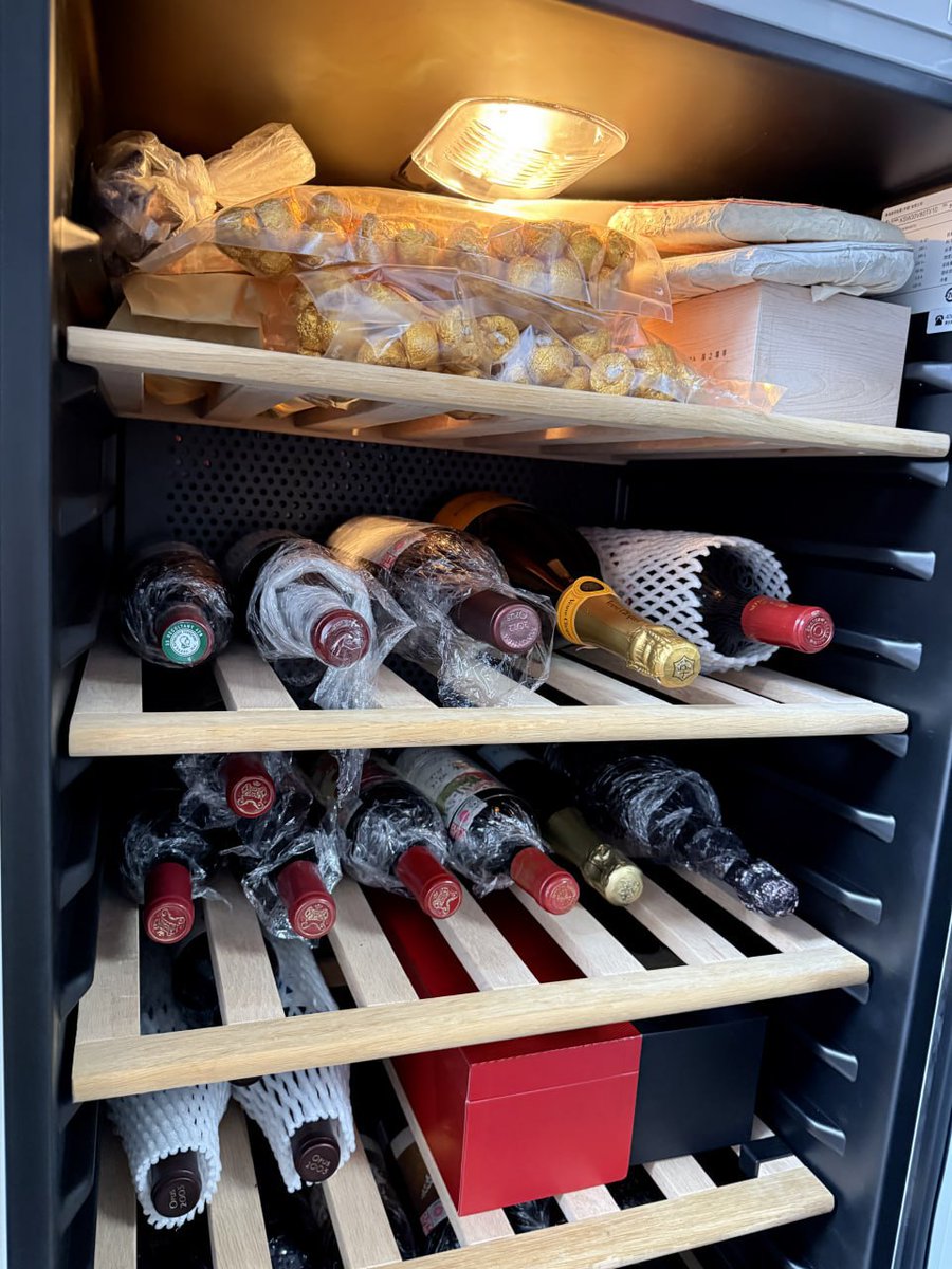 ShafiqMiah2's tweet image. In this busy world, find a quiet corner, enjoy a glass of wine, and life will be better.