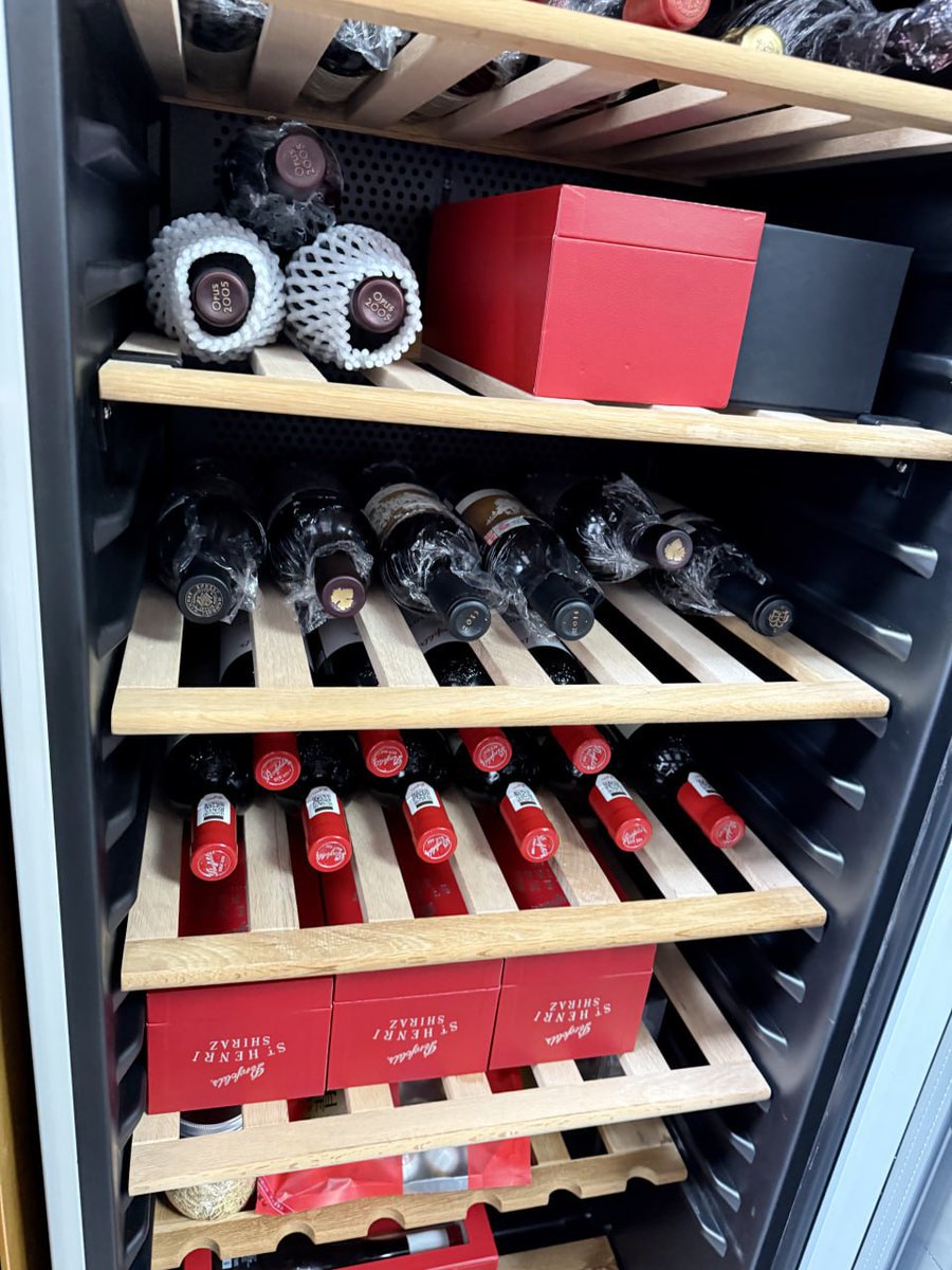 ShafiqMiah2's tweet image. In this busy world, find a quiet corner, enjoy a glass of wine, and life will be better.