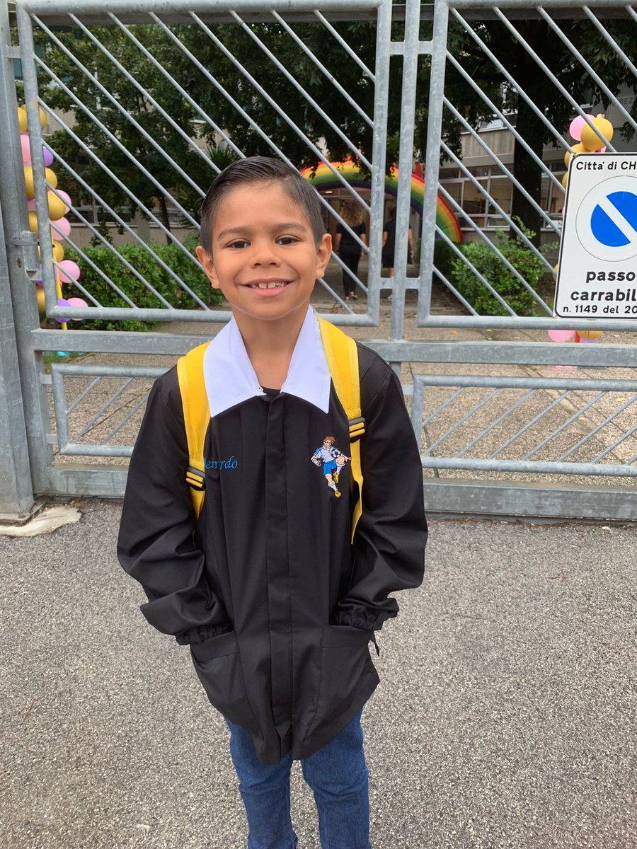 felipelbarroso's tweet photo. O primeiro dia de aula do meu filho na Itália. Deus abençoe sua jornada e que se torne um homem, antes de tudo, de bom caráter. Te amo. Tá difícil viver sem você perto de mim. https://t.co/VTy8yjfpbM
