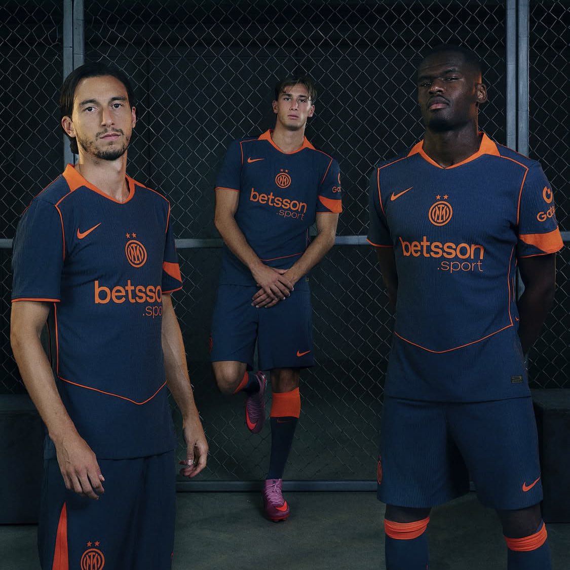 nerazzurriSoci_'s tweet image. 🚨𝐎𝐅𝐅𝐈𝐂𝐈𝐀𝐋 | Our new third kit for the 2025/26 season. 🔵🟠