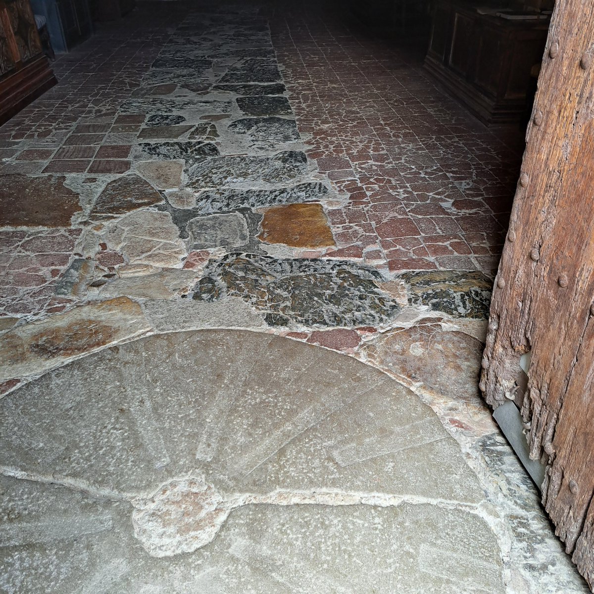 A les cases de pagès tot té un sentit pràctic, com aquesta franja de lloses entre els rajols de l'entrada, que evitava que rellisqués el bestiar. I malgrat no buscar-ho, trobo que feien obres d'una bellesa extraordinària.