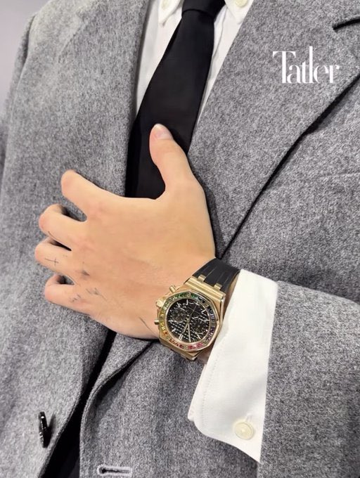 Bright Vachirawit wearing 'Audemars Piguet Royal Oak Offshore Chronograph Rainbow' for tonight's 150th anniversary celebration.

BRIGHT AUDEMARS PIGUET
#BRIGHTxAP150HK
#AudemarsPiguet #AP150
#bbrightvc <a href="/bbrightvc/">bright</a>