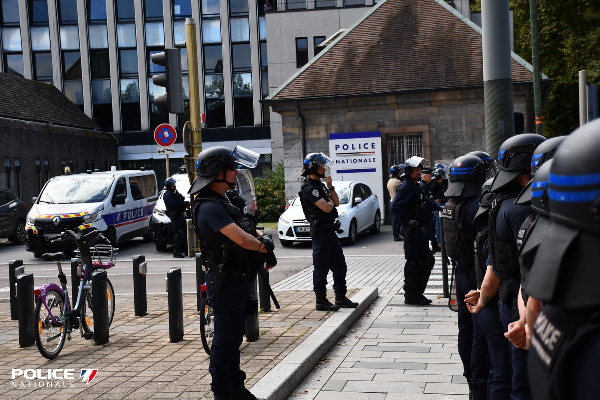 #Besançon | En cette journée d'action sociale, la #PoliceNationale met tout en oeuvre pour permettre le bon déroulement des manifestations, garantir l'ordre républicain et assurer la sécurité des personnes, des biens et des bâtiments.