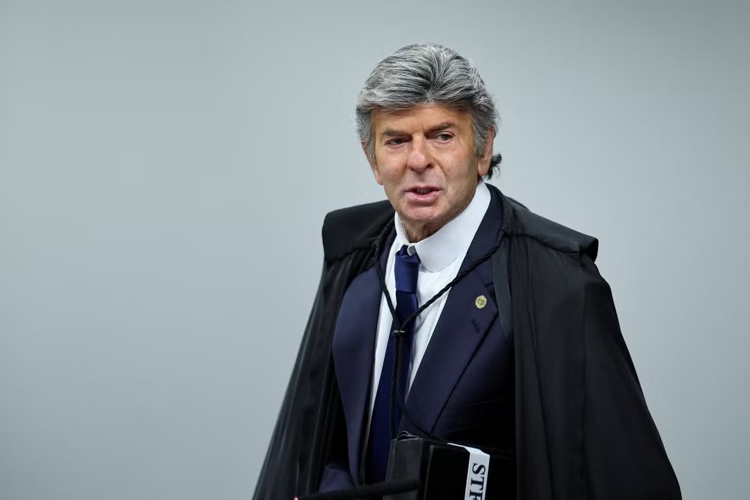 Fux tenta sustentar que o STF mudou a regra do foro após o 8/1 para justificar levar o caso à 1ª Turma. O problema:

1️⃣ As provas reúnem fatos desde 2021.
2️⃣ A mudança no foro foi só em 2023.

Ou seja, a linha do tempo desmente a tese dele. E, de todo modo, é um voto preliminar