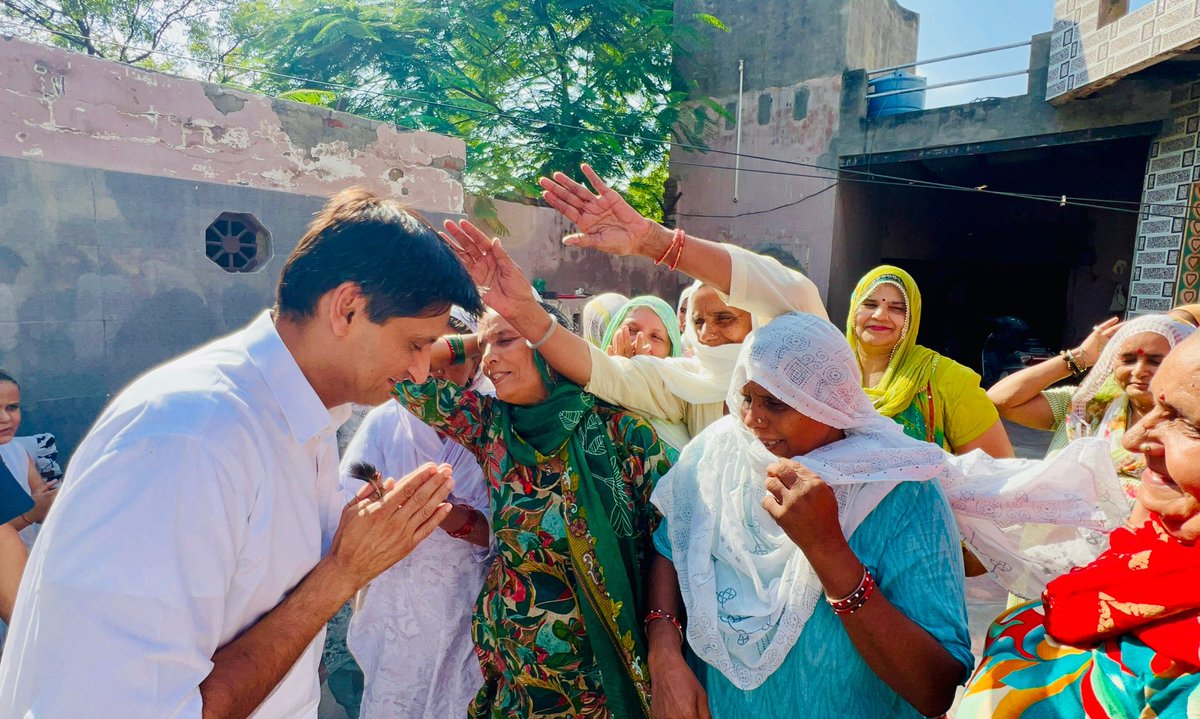 आज बहादुरगढ़ के जलमग्न गांव कुलासी की स्थिति का जायजा लिया और ग्रामवासियों से मुलाकात की।

हरियाणा में बाढ़ से निपटने में सत्ता पक्ष पूरी तरह विफल साबित हो गया है। भाजपा सरकार को हरियाणा को बाढ़ प्रभावित घोषित कर विशेष राहत पैकेज देना चाहिए।