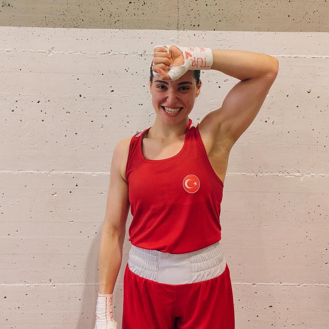 Milli boksörümüz Büşra Işıldar, Dünya Boks Şampiyonası'nda yarı finale yükseldi. 🇹🇷